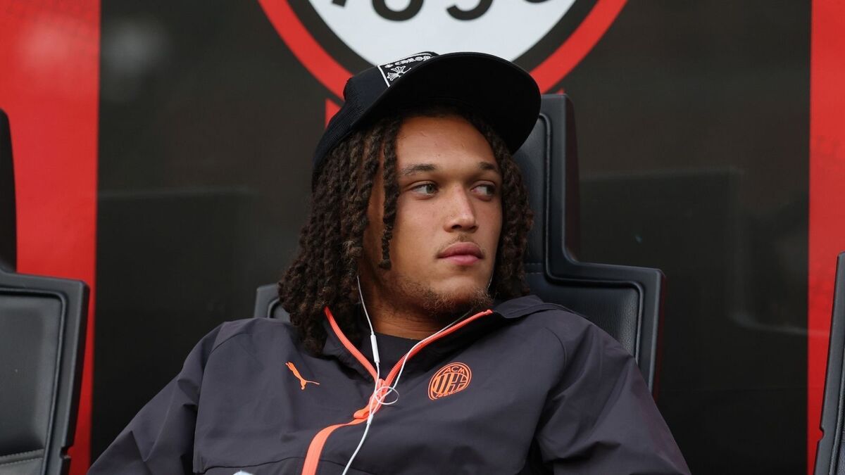 moreira torna a strasburgo per salutare i tifosi giro di campo e applausi per l esterno del milan video da Pianetamilan.it moreira torna a strasburgo per salutare i tifosi giro di campo e applausi per l esterno del milan video