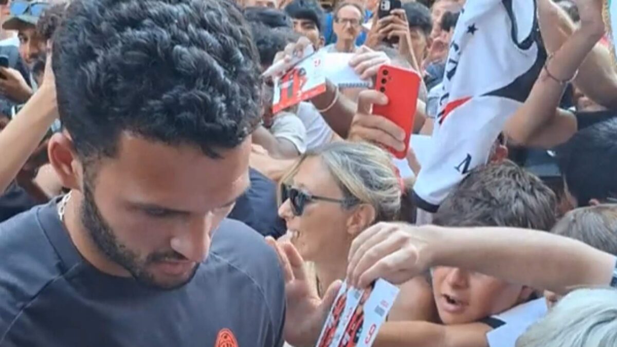 fiume rossonero per gon231alo ramos i tifosi del milan lo accolgono cos236 al flagship store da Pianetamilan.it fiume rossonero per gon231alo ramos i tifosi del milan lo accolgono cos236 al flagship store