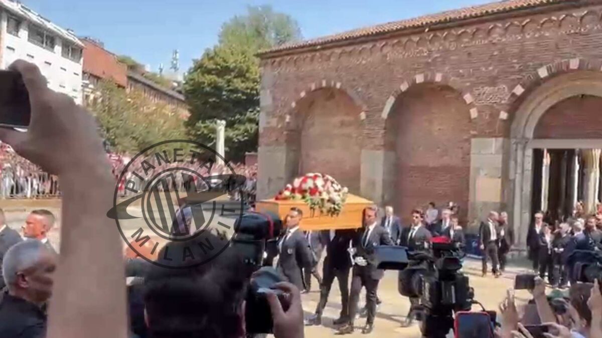 Il feretro di Baresi lascia Sant’Ambrogio. I tifosi: "Sei per sempre Franco Baresi" | PM
