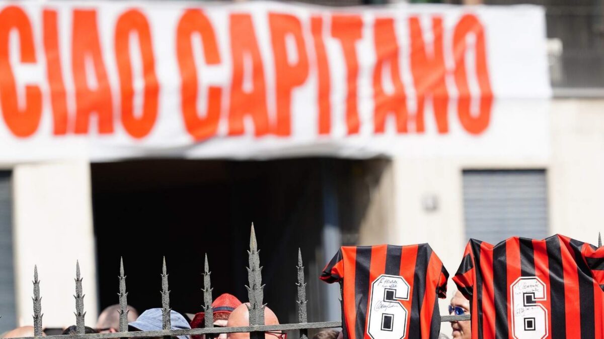 Addio a Baresi, l'omaggio del Milan prima e durante il Derby. Ipotesi Curva in suo nome