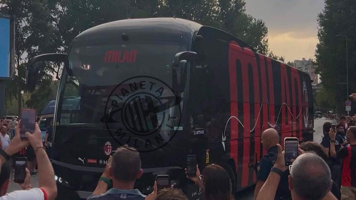 Il pullman dei rossoneri arriva a 'San Siro' per Milan-Venezia (Serie A 2026-2027)