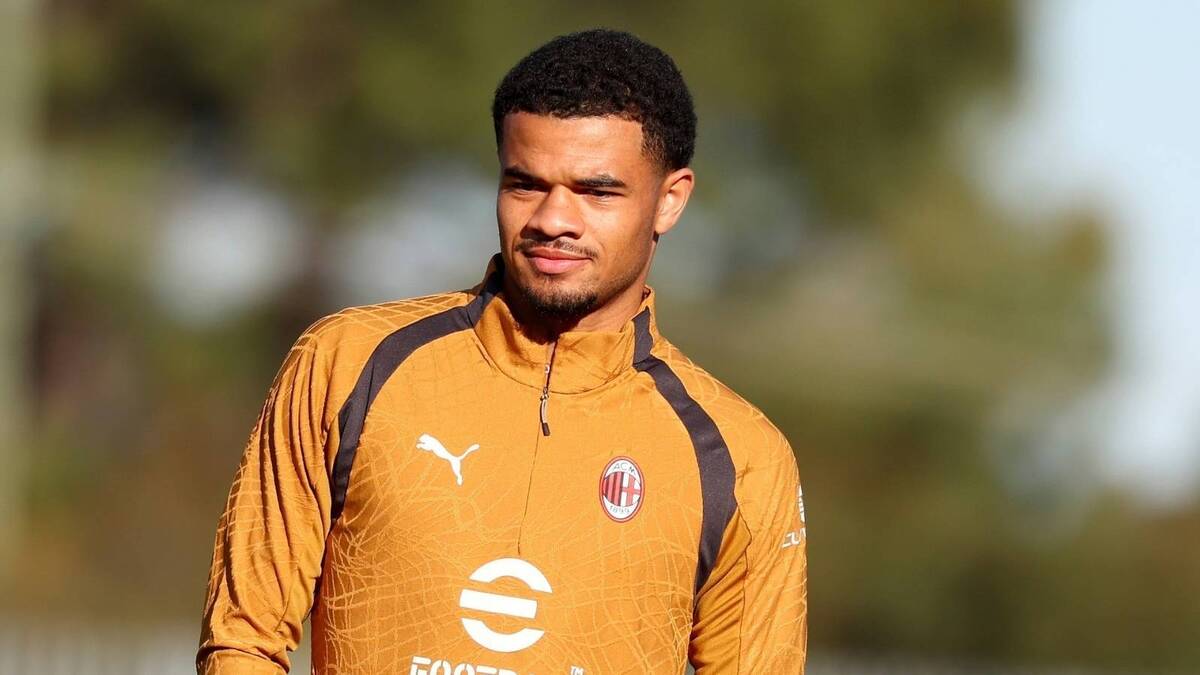 Zachary Athekame (difensore AC Milan in prestito all'Olympique Lione), qui durante una seduta di allenamento con i rossoneri a Milanello
