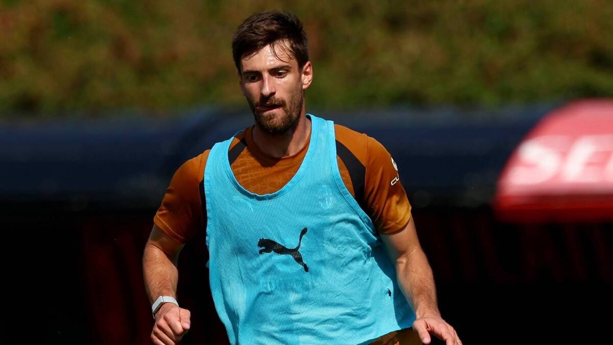 Matteo Gabbia (difensore AC Milan), qui durante una seduta di allenamento con i rossoneri a Milanello