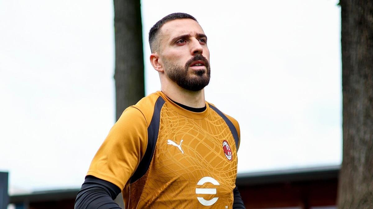 Mario Gila (difensore AC Milan), qui durante una seduta di allenamento con i rossoneri a Milanello
