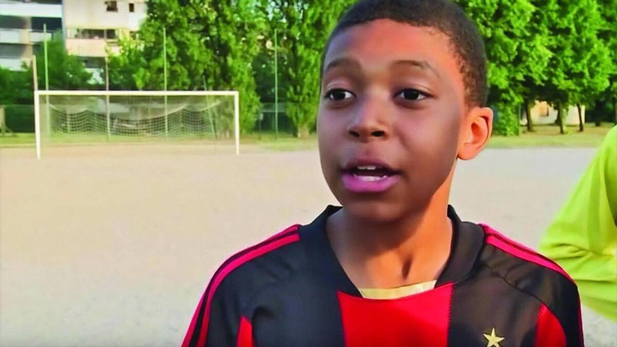Un piccolo Kylian Mbappé, stella del Real Madrid, con la maglia del Milan, la squadra del suo cuore