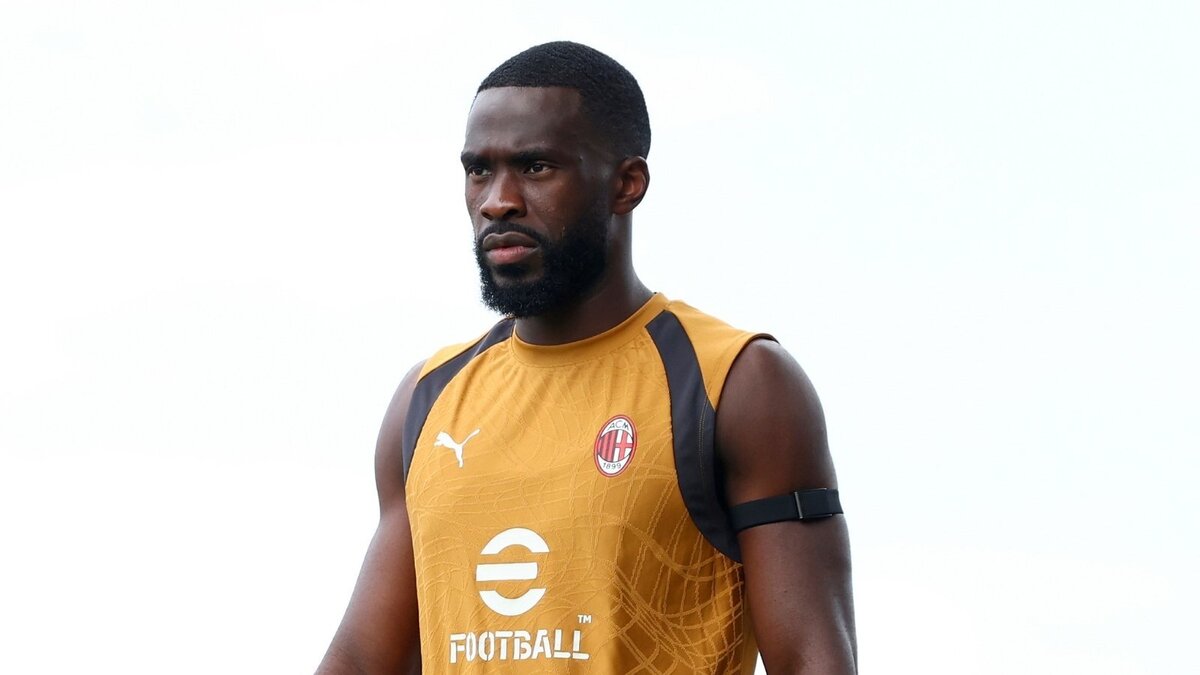 Fikayo Tomori (difensore AC Milan), qui durante una seduta di allenamento con i rossoneri a Milanello