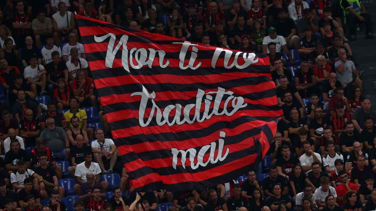 I tifosi del Milan sugli spalti dello stadio 'Giuseppe Meazza' di San Siro, a Milano