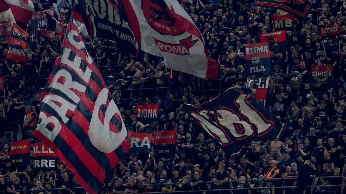 I tifosi del Milan allo stadio 'Giuseppe Meazza' di San Siro, a Milano