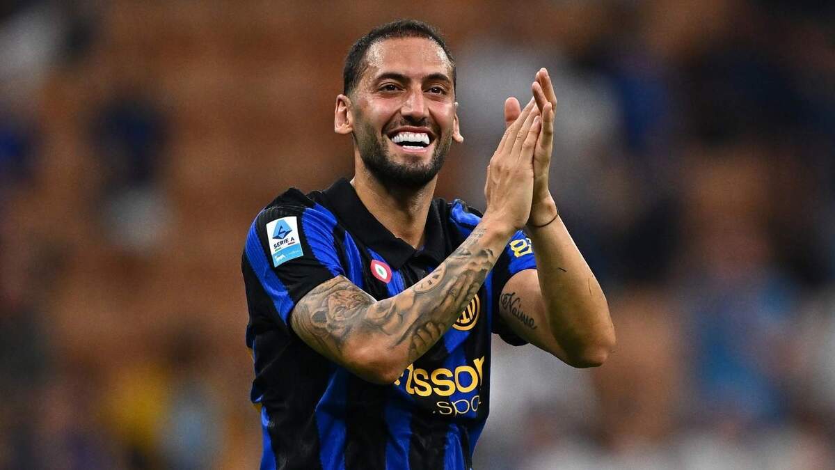 Hakan Çalhanoğlu (centrocampista Inter) è un obiettivo del Milan per il calciomercato estivo 2027