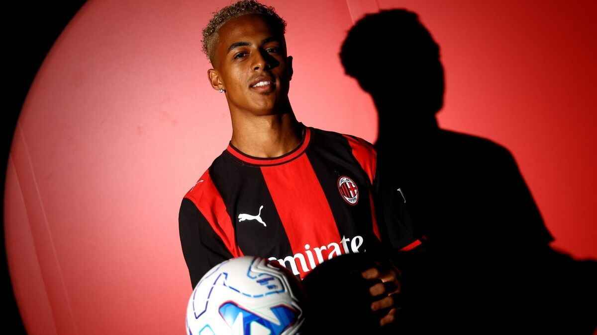Omari Hutchinson, centrocampista AC Milan, è l'ultimo acquisto dei rossoneri nel calciomercato estivo 2026