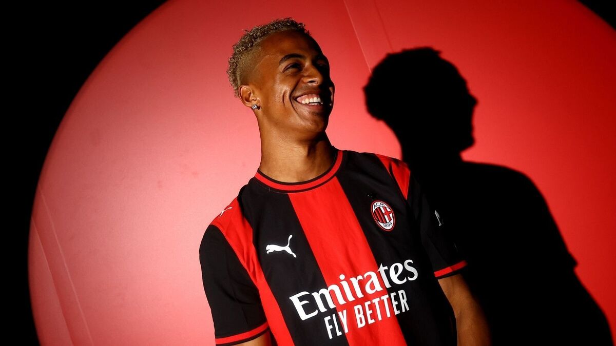Omari Hutchinson, centrocampista AC Milan, ha rilasciato la sua prima intervista ai canali ufficiali del club rossonero
