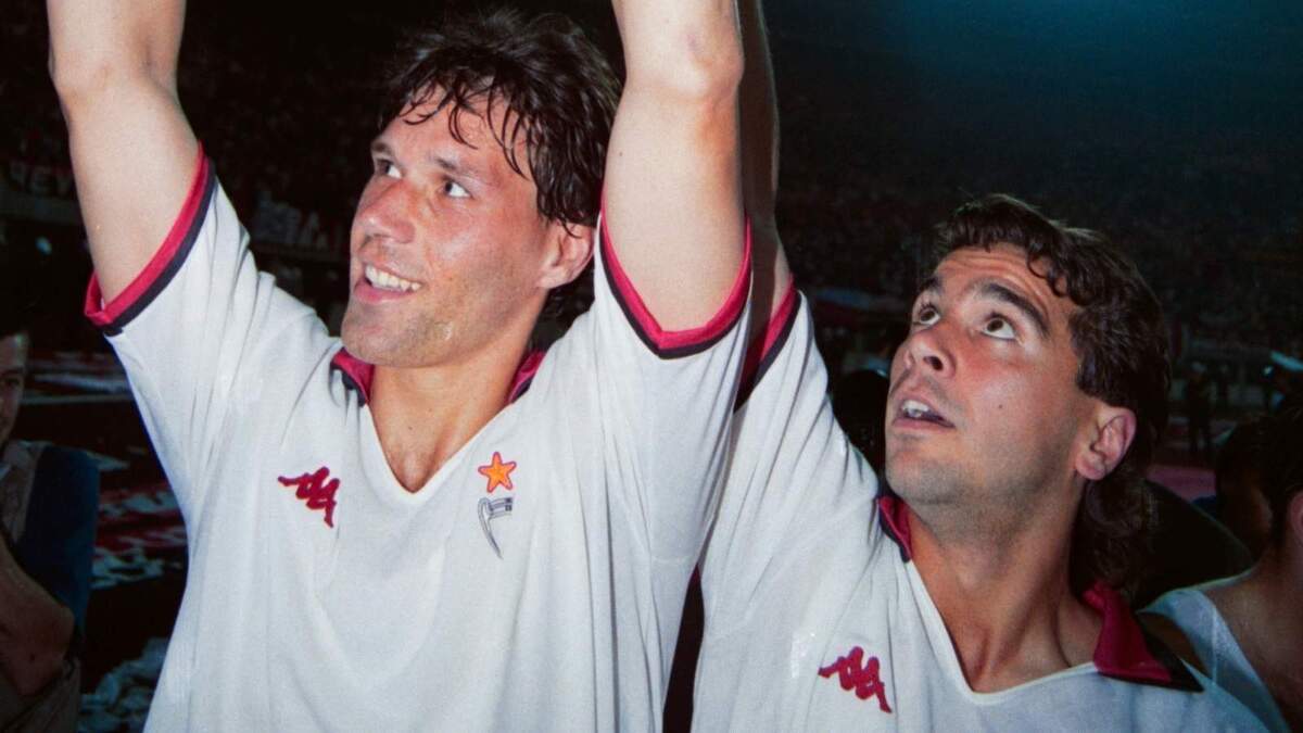 Marco van Basten e Stefano Borgonovo (attaccanti AC Milan) dopo Milan-Benfica 1-0, finale di Coppa dei Campioni 1990 a Vienna