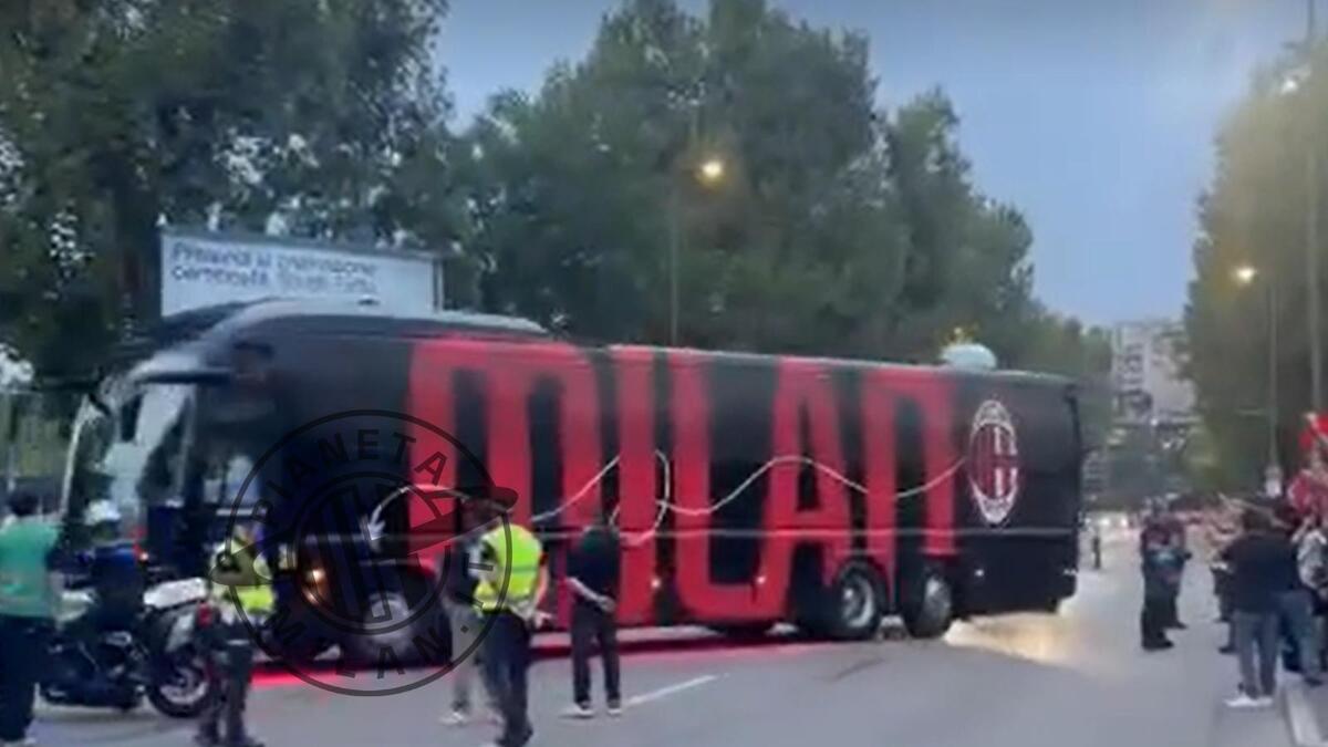 Milan-Benfica, il pullman dei rossoneri è arrivato allo stadio di 'San Siro'