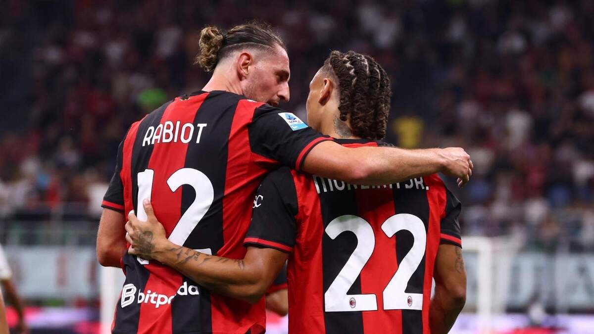 Adrien Rabiot e Diego Moreira (centrocampisti AC Milan), esultano per il gol del belga in Milan-Lecce 3-0 (Serie A 2026-2027)