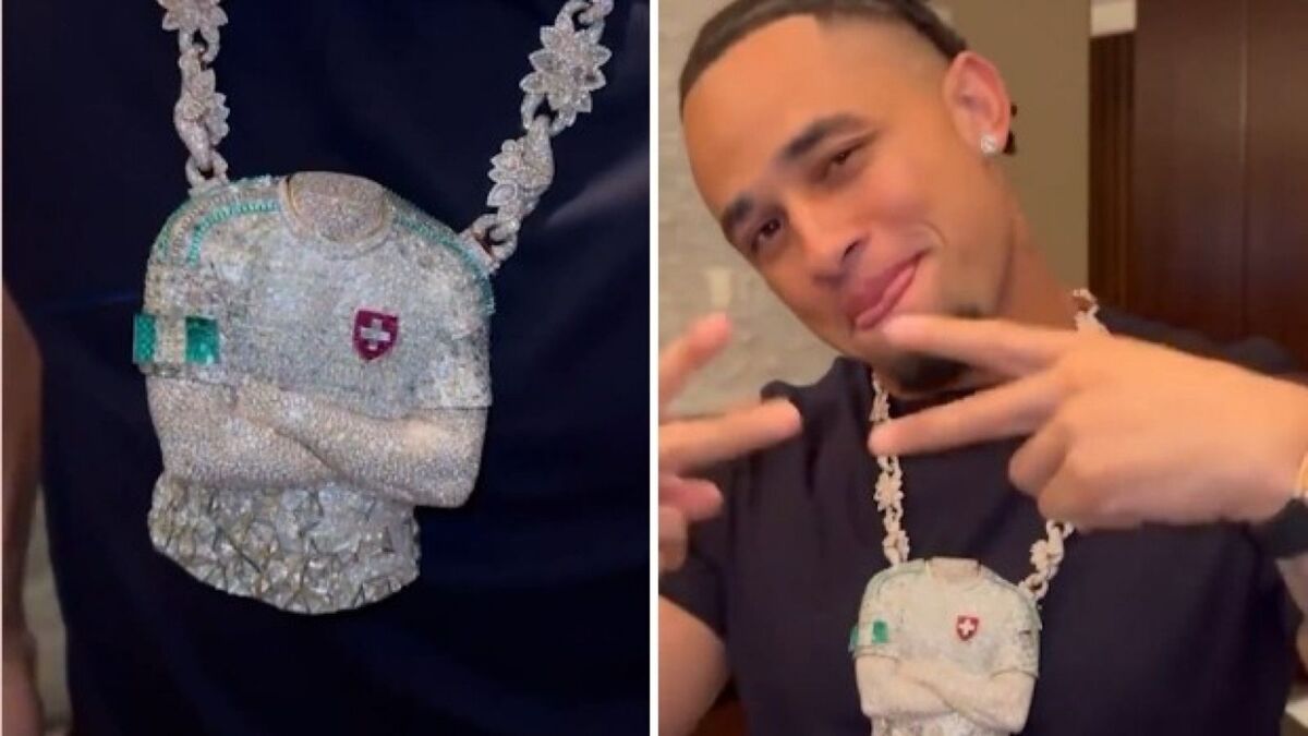 okafor flexa la sua nuova collana il gioiello dell ex milan tempestato di diamanti video da Pianetamilan.it okafor flexa la sua nuova collana il gioiello dell ex milan tempestato di diamanti video