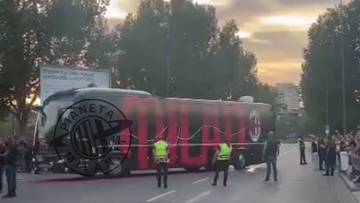 milan lecce il pullman dei rossoneri 232 arrivato allo stadio di san siro da Pianetamilan.it milan lecce il pullman dei rossoneri 232 arrivato allo stadio di san siro