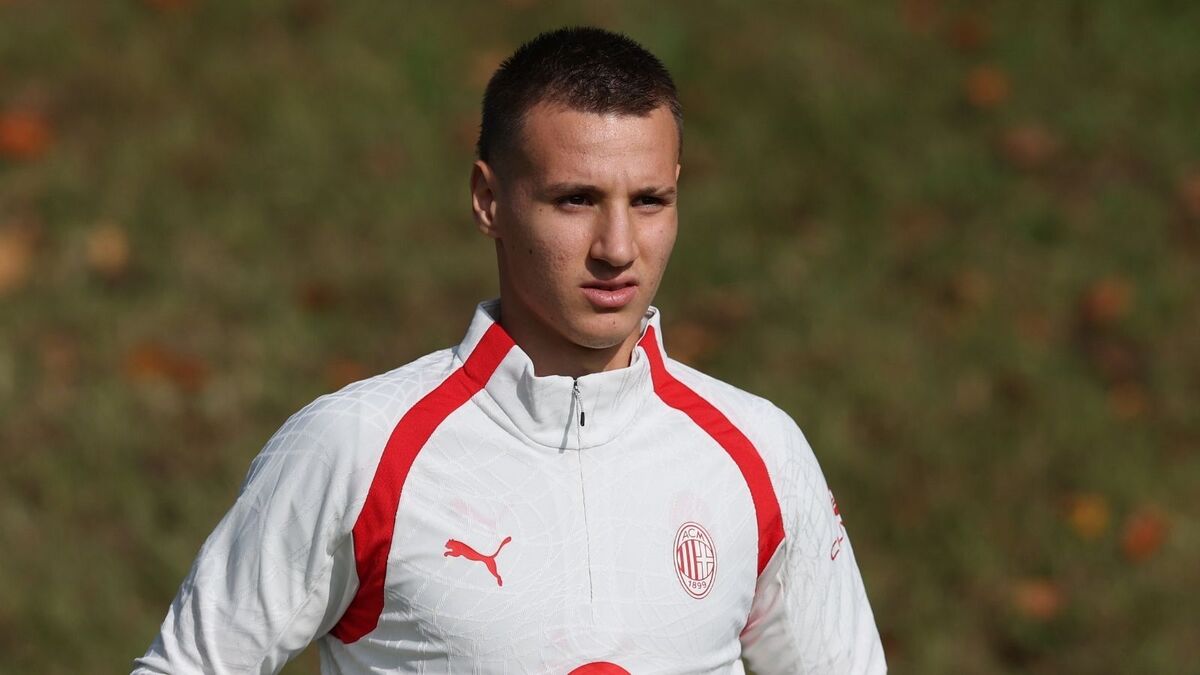 Francesco Camarda (attaccante AC Milan), qui durante una seduta di allenamento con i rossoneri a Milanello