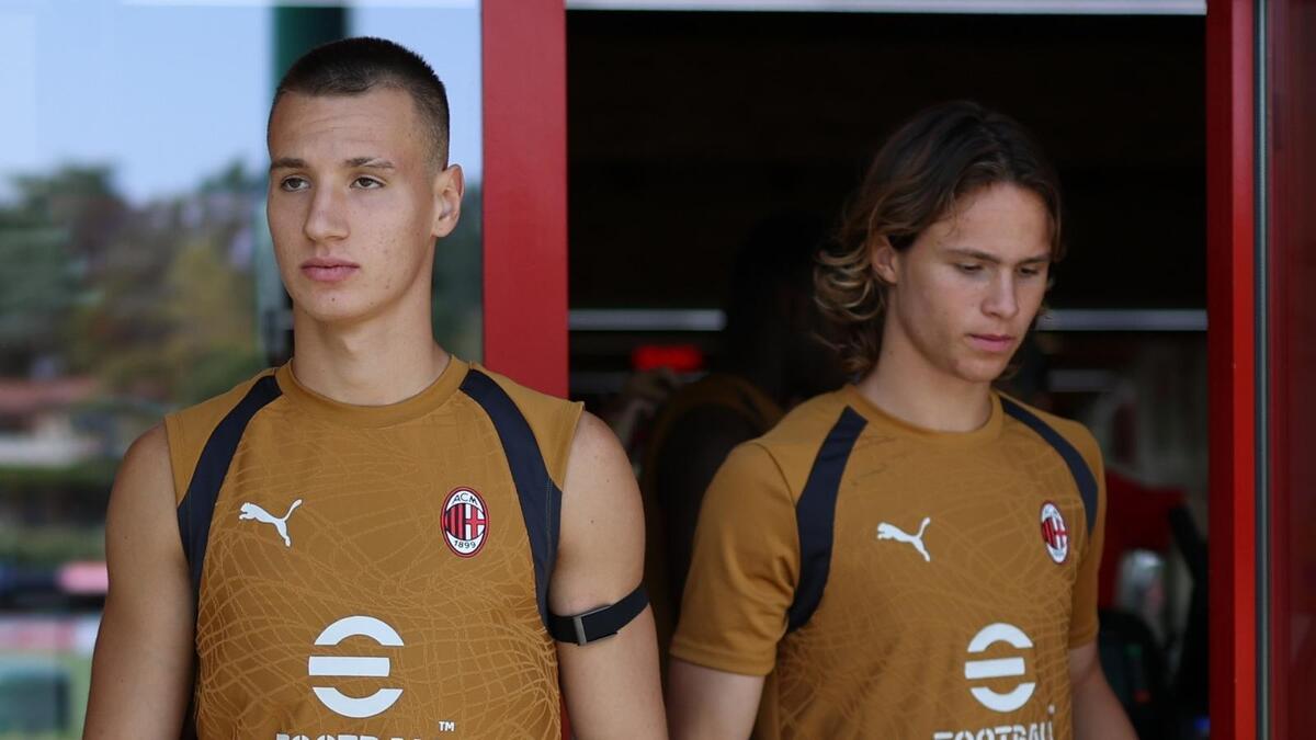 Francesco Camarda e Christian Comotto (giocatori AC Milan), qui prima di una seduta di allenamento con i rossoneri a Milanello