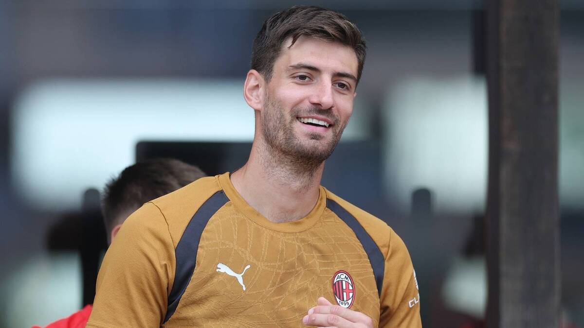 Matteo Gabbia (difensore AC Milan), qui durante una seduta di allenamento con i rossoneri a Milanello