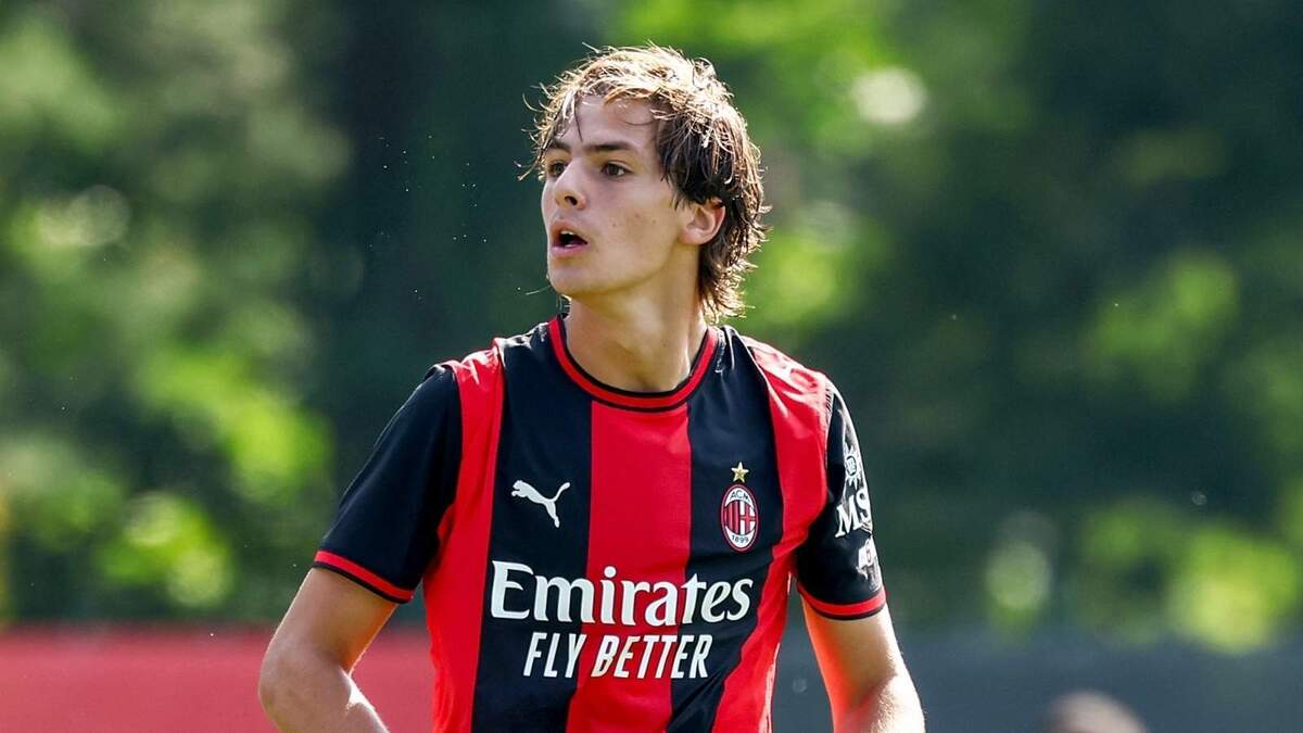 Lorenzo Ossola (centrocampista AC Milan) è convocato per Udinese-Milan (Serie A 2026-2027)