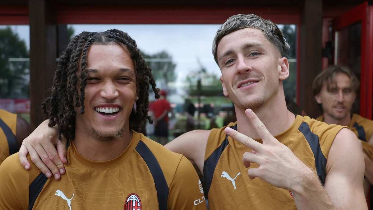 Diego Moreira e Alexis Saelemaekers (centrocampisti AC Milan), qui prima di una seduta di allenamento con i rossoneri a Milanello