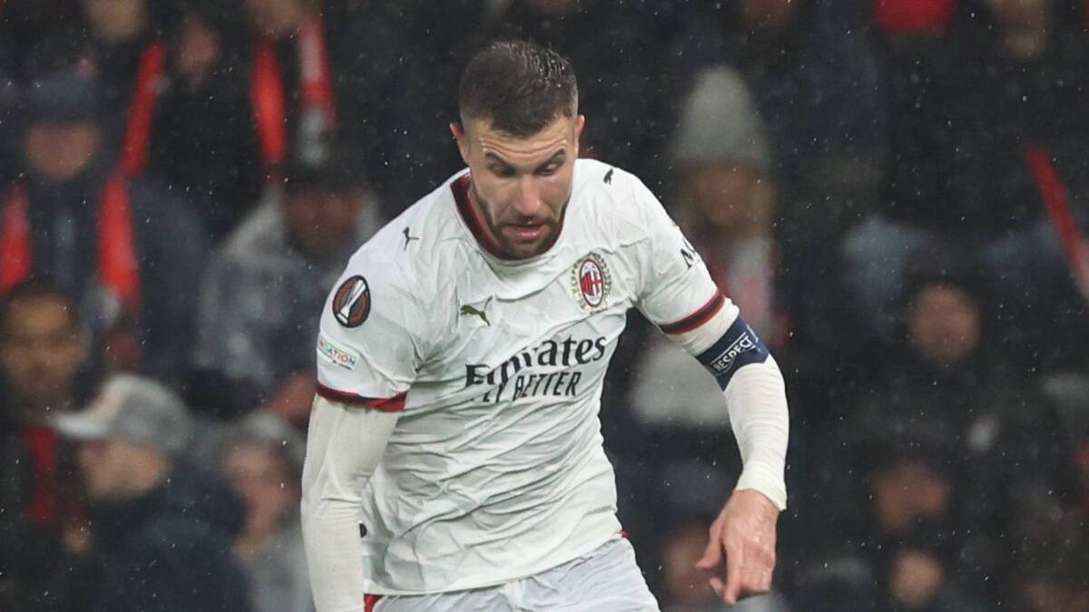 Strahinja Pavlović (difensore AC Milan), qui durante Bournemouth-Milan 3-0 (Europa League 2026-2027)