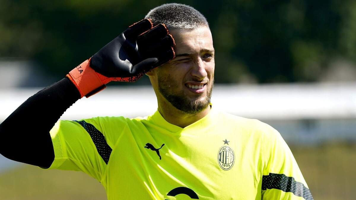 Alessandro Plizzari (portiere Venezia in prestito al Südtitol), qui con la maglia del Milan 2022, è un obiettivo dei rossoneri per il calciomercato estivo 2027
