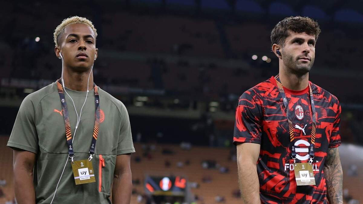 Omari Hutchinson e Christian Pulisic (attaccanti AC Milan), qui prima di Milan-Benfica 0-2 (Europa League 2026-2027)