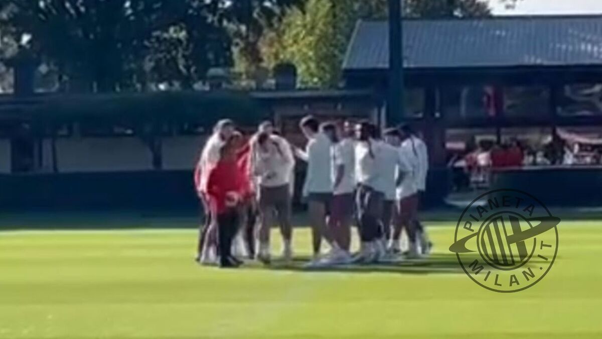 Milan, i compagni festeggiano Pavlovic dopo il rinnovo