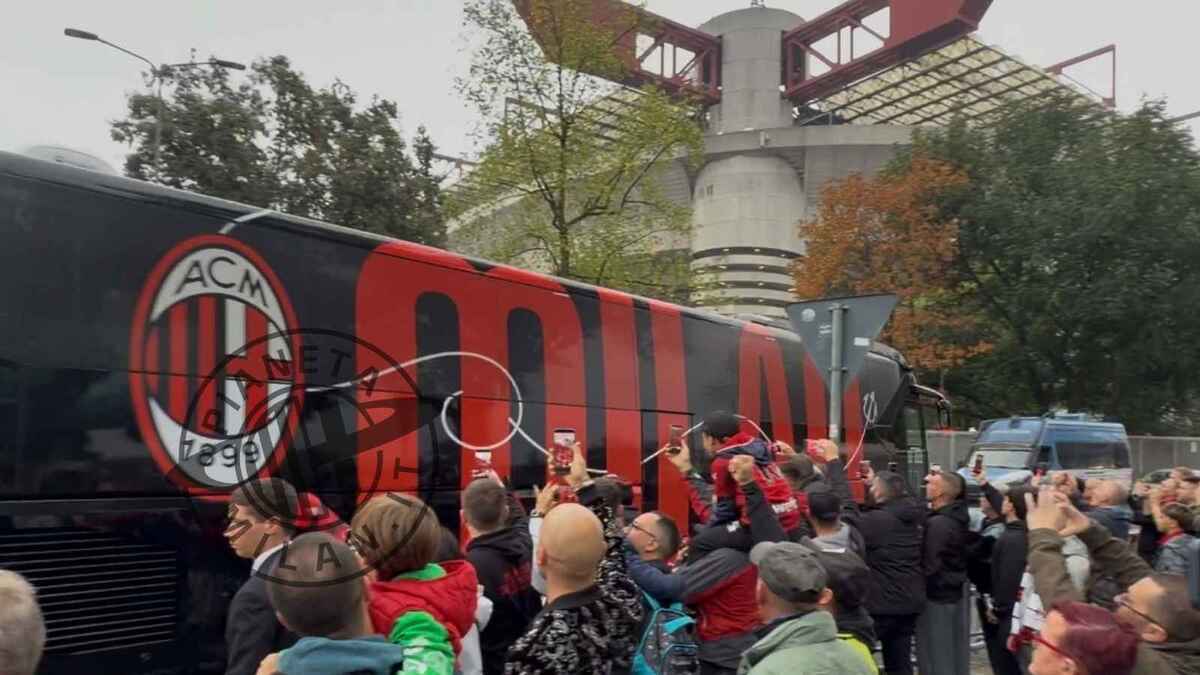 Il pullman dei rossoneri è arrivato a 'San Siro' per Milan-Atalanta, partita della 7^ giornata della Serie A 2026-2027