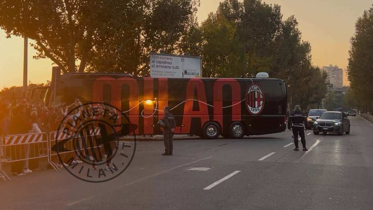 Il pullman del Milan a 'San Siro' per il match della 9^ giornata della Serie A 2026-2027 contro il Bologna