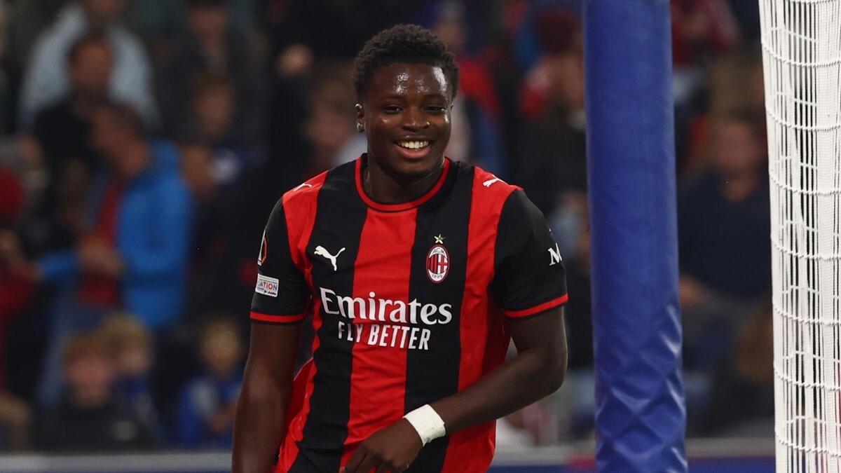 Alphadjo Cisse (centrocampista AC Milan) esulta per uno dei suoi tre gol in RB Salisburgo-Milan 0-4 (Europa League 2026-2027)