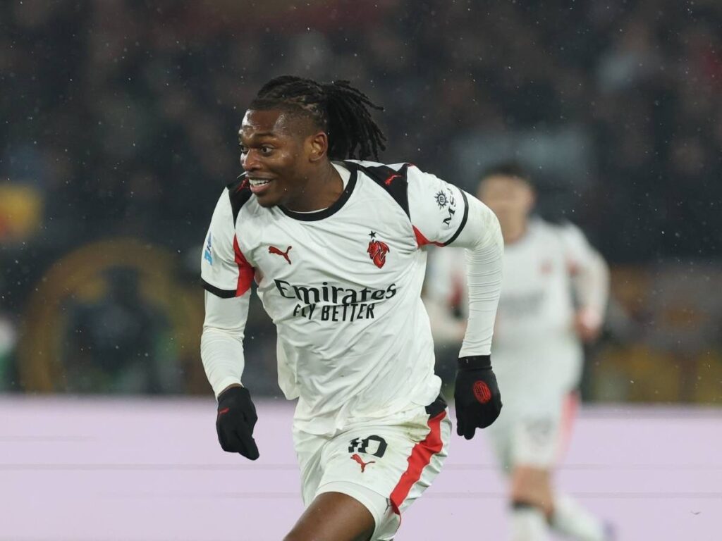 Leao, è il caso di continuare così? Contro la Roma è nulla. Milan: forse serve farlo riposare