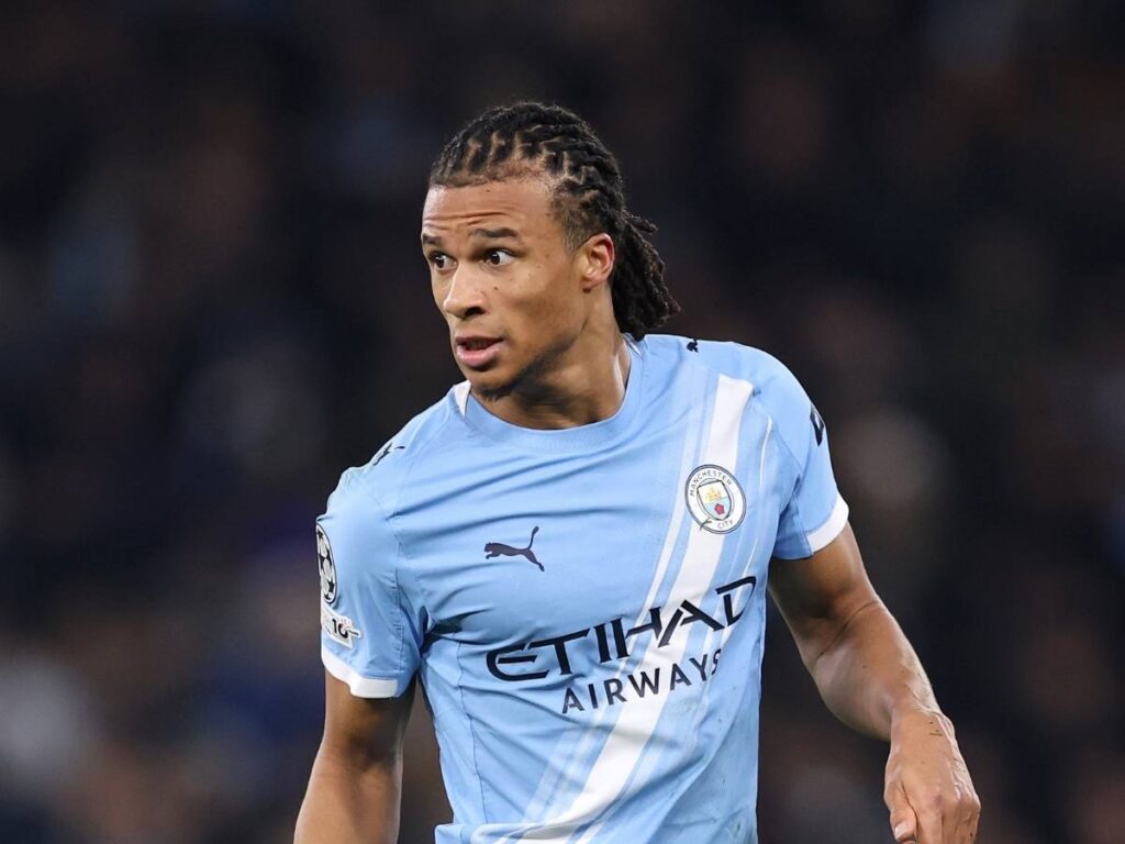 Romano: "Milan, sondaggi per Aké. Ma ad oggi il Manchester City non apre alla partenza"