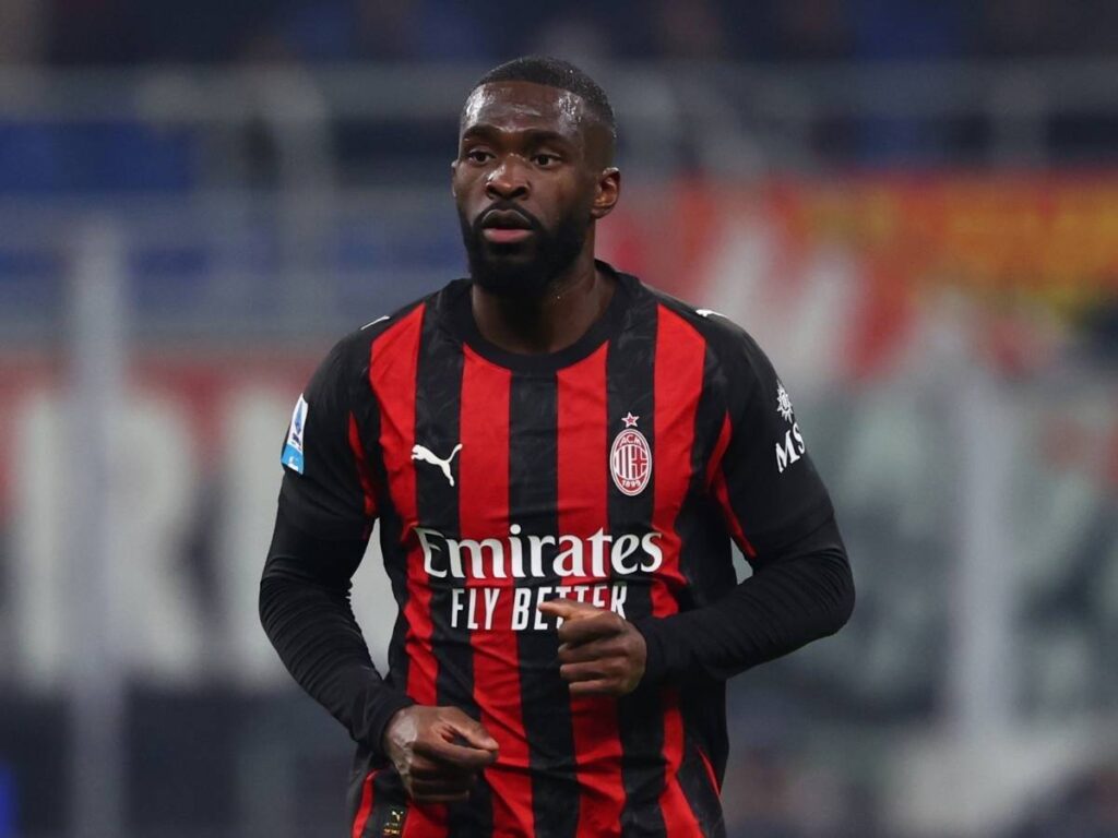 Milan, Tomori squalificato per la trasferta contro la Fiorentina: ecco il motivo. Su Nkunku ...