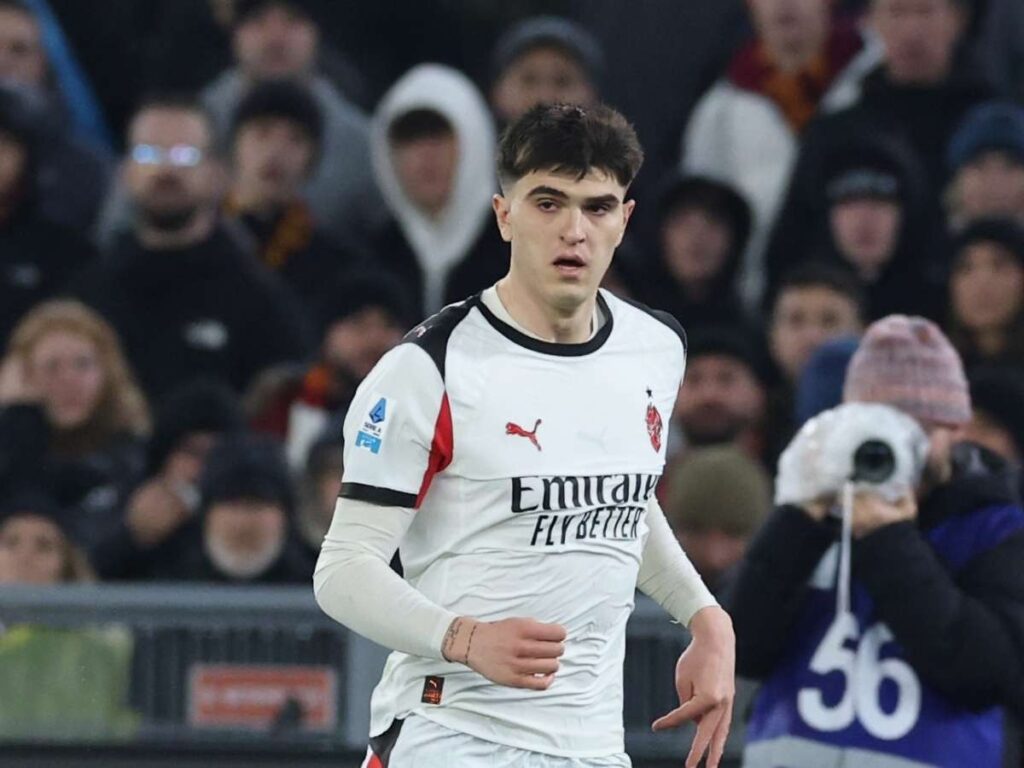 Roma-Milan, fallo di mano Bartesaghi. Open Var: "Rigore. Colombo ..."