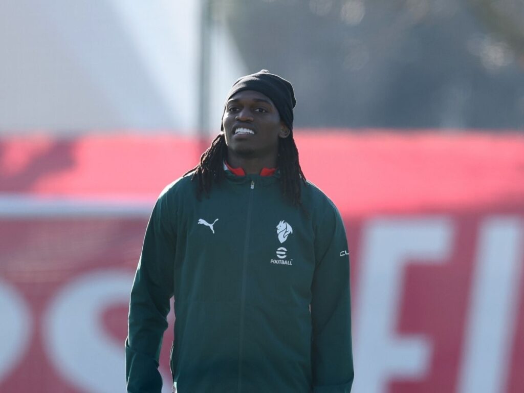 Il Milan vuole gratificare Leao: avviati i contatti per il rinnovo di contratto