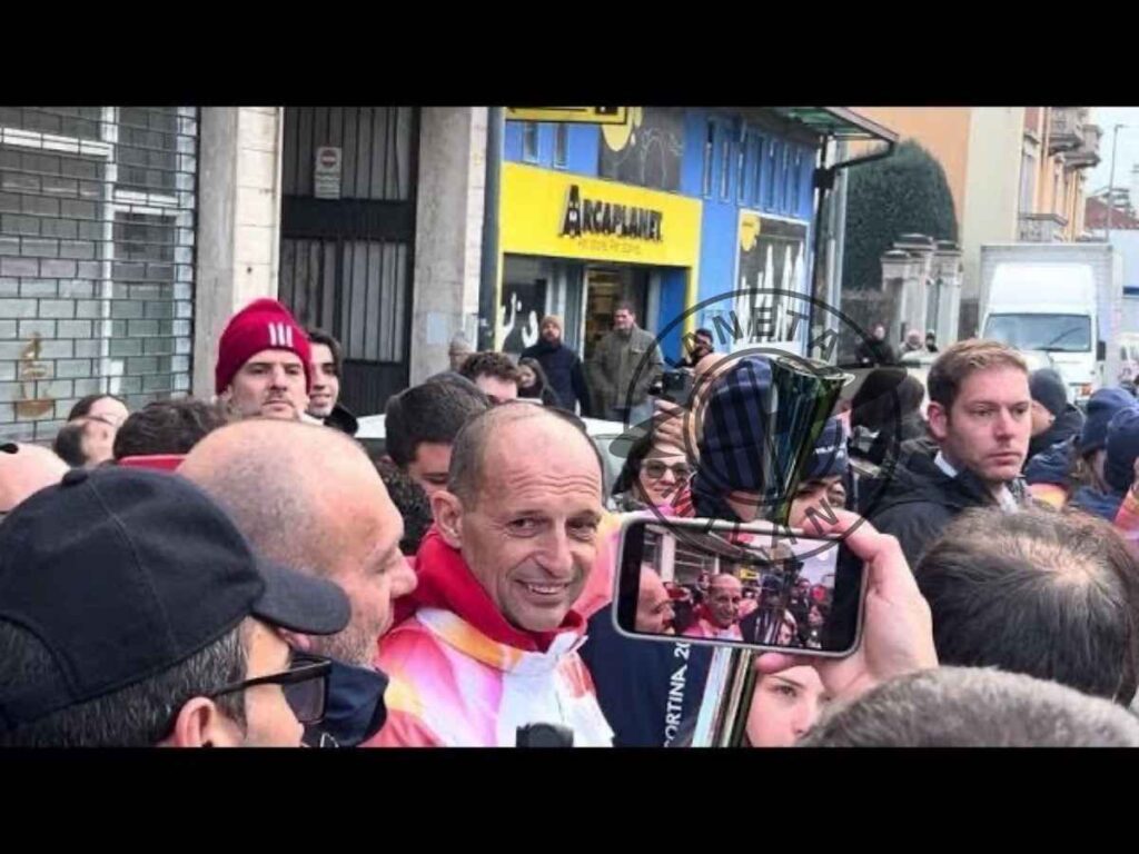 Milan, delirio a Borgomanero per Allegri tedoforo olimpico | VIDEO
