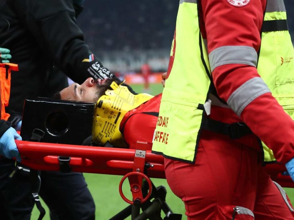 Infortunio per Loftus-Cheek: esce in barella durante Milan-Parma. Forte trauma, ma rimasto cosciente