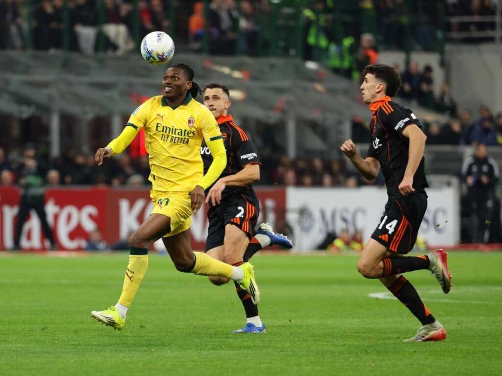 Milan, Leao: "Ibrahimovic esigente da calciatore. Mi ha aiutato tanto. Lo voglio nella mia vita"