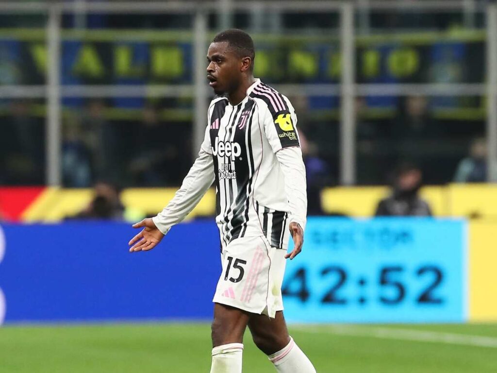 Inter-Juventus, errore clamoroso: Bastoni simula, l'arbitro espelle Kalulu