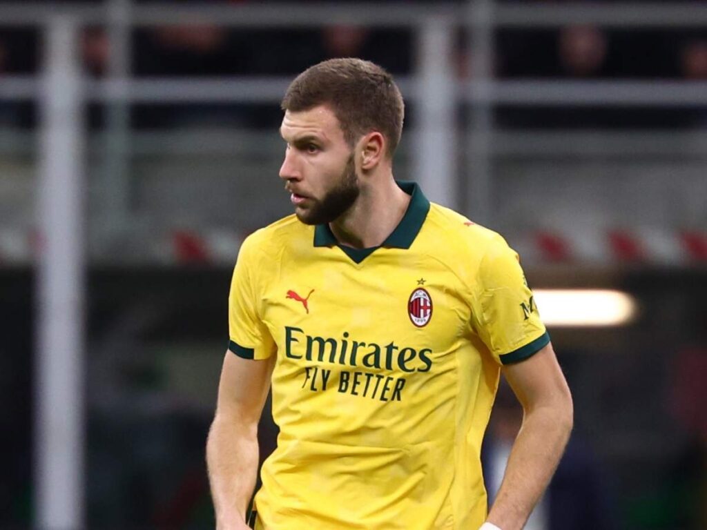 Milan-Como, Van der Brempt fallaccio su Pavlovic. I tifosi: "Era rosso"