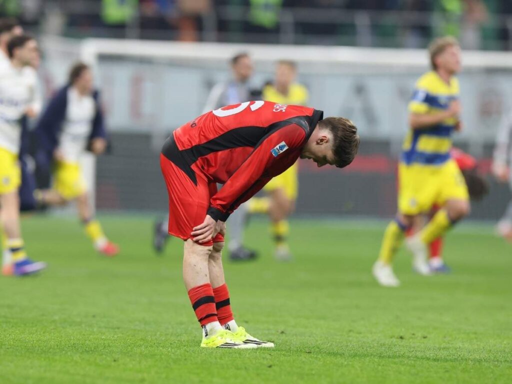 Milan, ritardi continui e un'altra multa di 20mila euro: "Recidiva reiterata continuata"