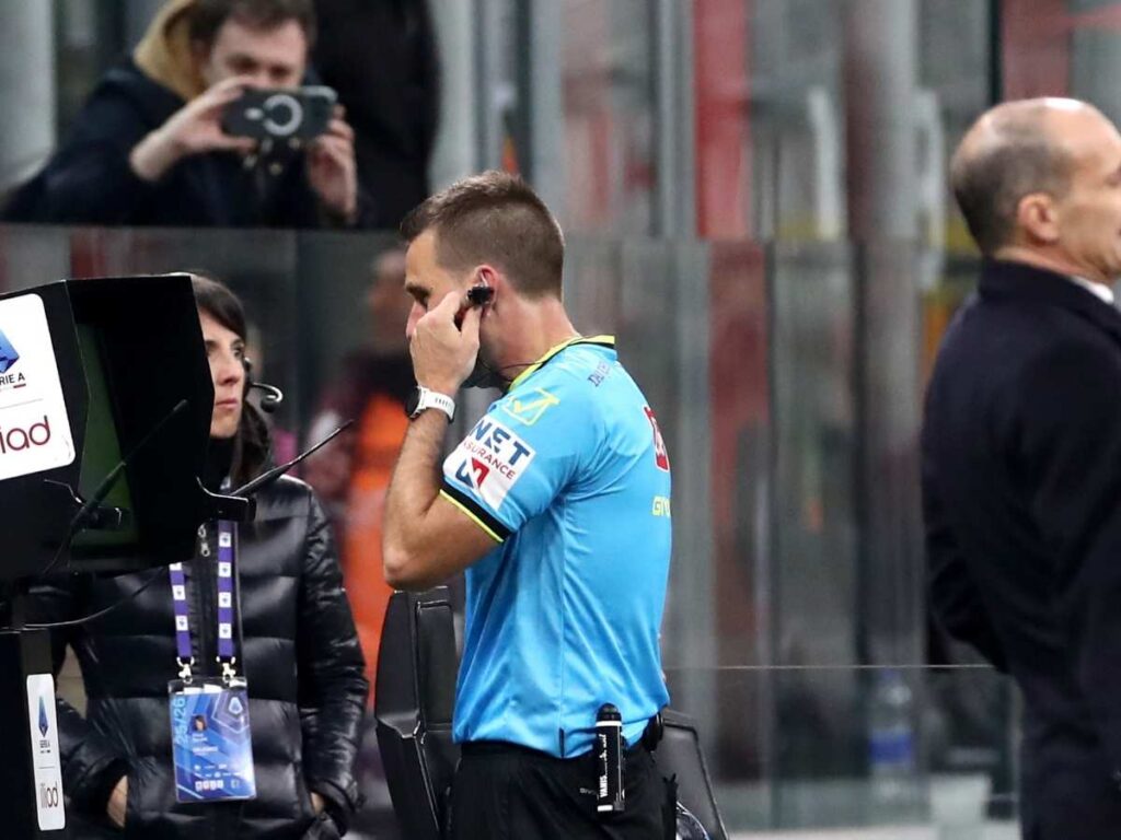 Rigore Milan-Torino, Cesari ricorda: "Con la Fiorentina ci dissero che il VAR non deve intervenire"