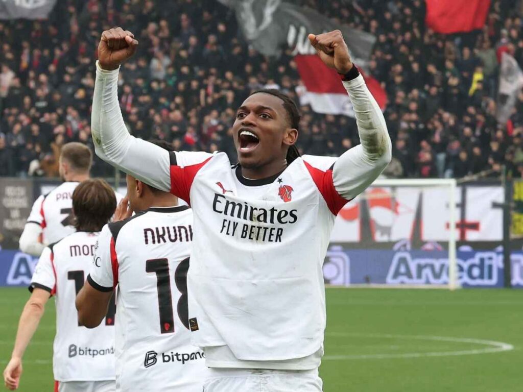 Milan, Leao: "Un gol nel derby? Mi piacerebbe. Ma vorrei solo vincere. Sul mio ruolo dico ..."
