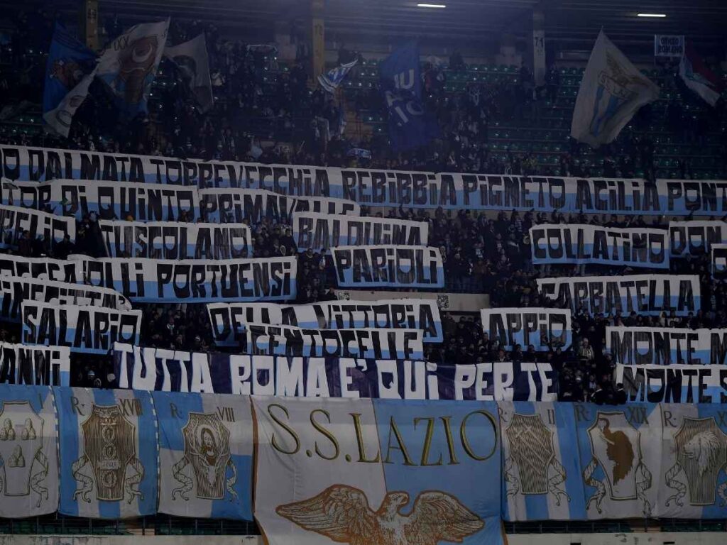 Milan, i tifosi della Lazio fermano la contestazione: "Torniamo allo stadio"