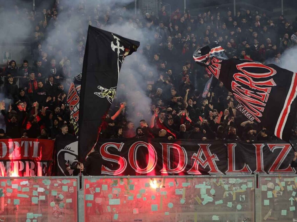 Piazza Axum, aggressione di ultras rossoneri a Klaus Davi prima del derby