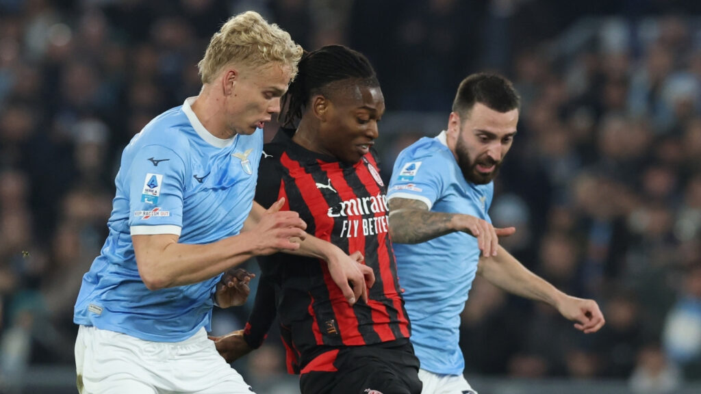 Lazio-Milan, Leao viene sostituito e dà di matto: la ricostruzione dell'accaduto