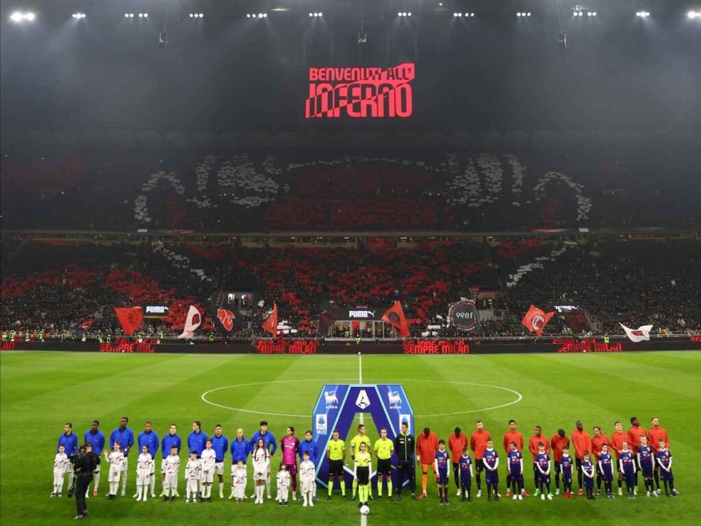 Milan, San Siro si trasforma in un inferno rossonero: tra luci e coreografie