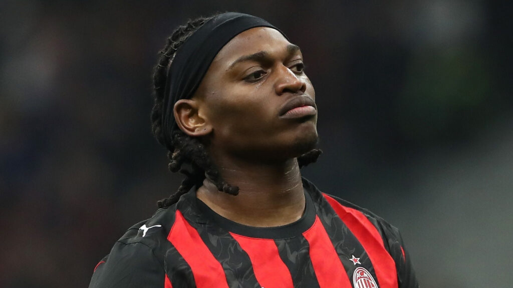 Il Milan 'taglia' Leao: l'attaccante può partire in estate. Il prezzo e le possibili destinazioni
